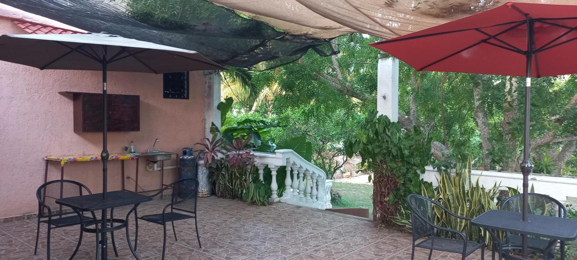 Villa Lirios Valladolid  Exteriör bild
